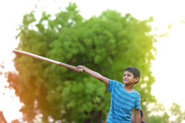 Kırsal Hintli çocuk kriket oynarken
