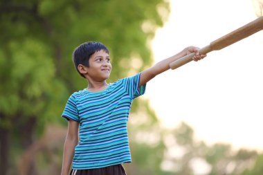 Kırsal Hintli çocuk kriket oynarken