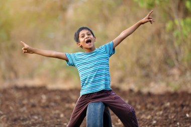 Mutlu kırsal Hintli çocuk