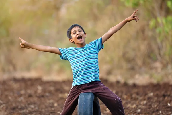 Mutlu kırsal Hintli çocuk