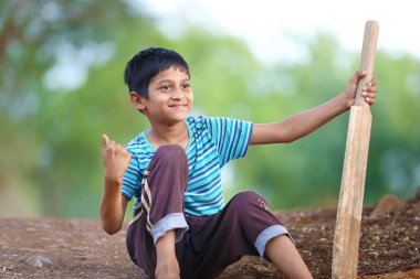 Kırsal Hintli çocuk kriket oynarken
