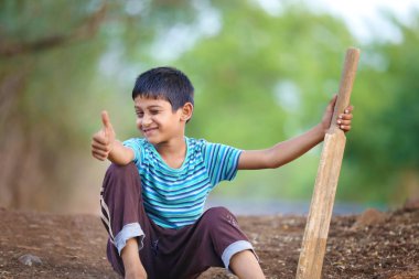 Kırsal Hintli çocuk kriket oynarken