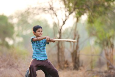 Kırsal Hintli çocuk kriket oynarken