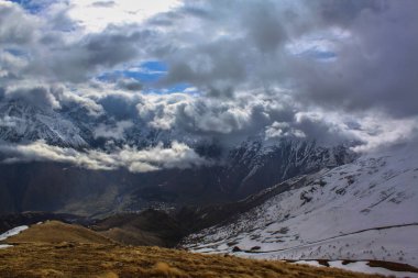 Kazbegi köyünün havadan görünümü