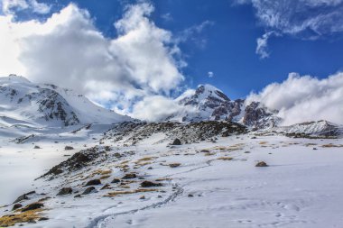 Kazbek Dağı'ndaki meteoroloji istasyonuna tırmanma yolu