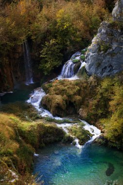 Dağlarda küçük bir şelale