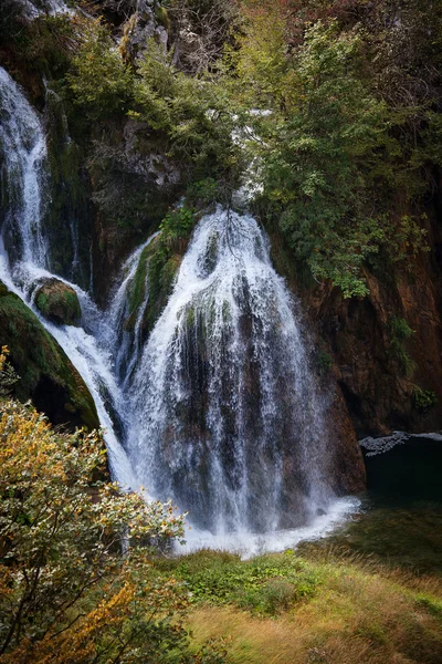 Cascada pequeña en las montañas —  Fotos de Stock