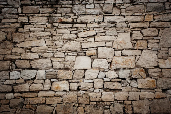 Antigua muralla de la ciudad, construida de piedras — Foto de Stock