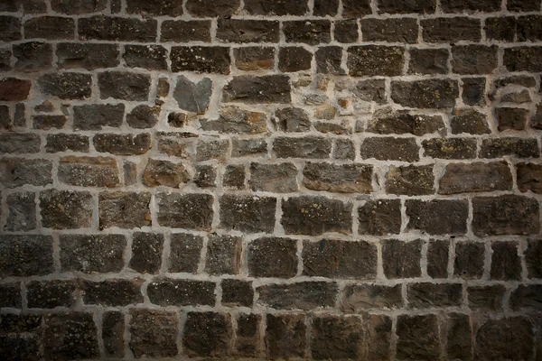 Farklı taşlardan örülmüş eski duvar — Stok fotoğraf