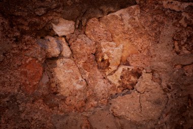 Kırmızı ve kahverengi kaba taş yüzey