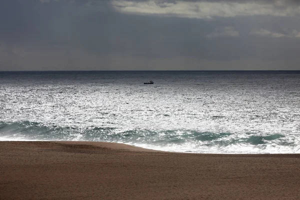 Landschap met een kleine boot in de oceaan — Stockfoto