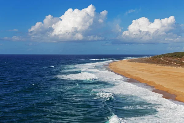 Пейзаж с океаном и облачным голубым небом — стоковое фото