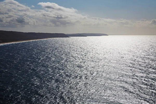 Paysage avec océan et ciel nuageux — Photo