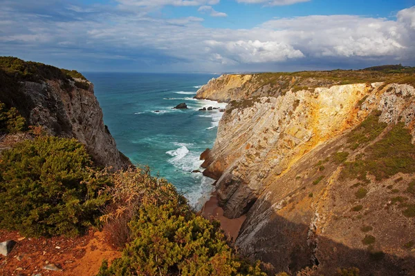 Paisagem com uma costa rochosa e o oceano — Fotografia de Stock