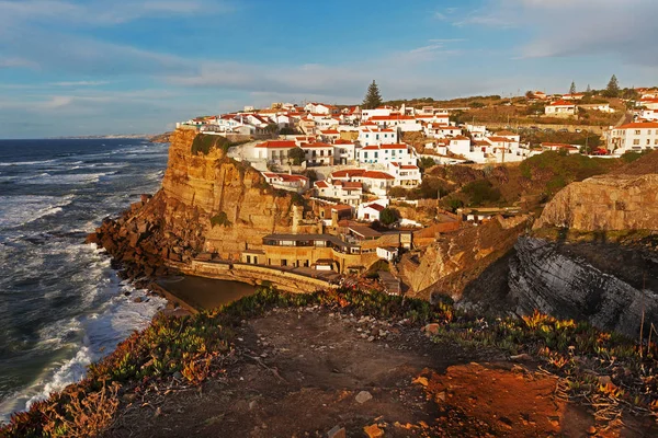 Landscape with the Portuguese city of Azenhas do Mar on the ocea — Stock Photo, Image