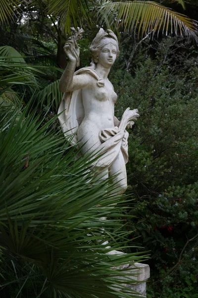 Antiga escultura de mármore no parque — Fotografia de Stock