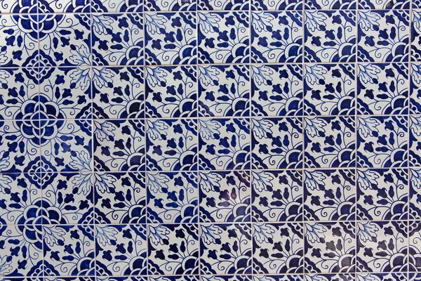 La parete della casa, di fronte a piastrelle di ceramica blu — Foto Stock