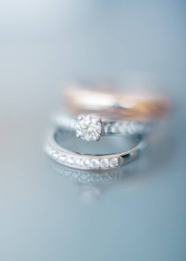 Gelin yüzükleri masada.