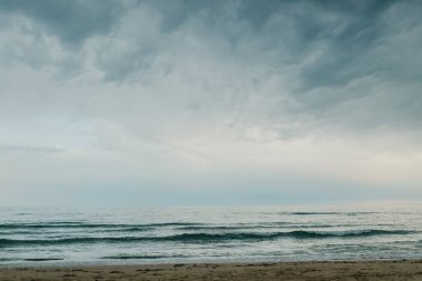 Yazın ıssız bir sahil.