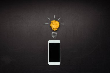 Smartphone ve ampul simgesi