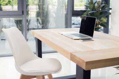 çalışma alanı üzerinde dijital cihazlar