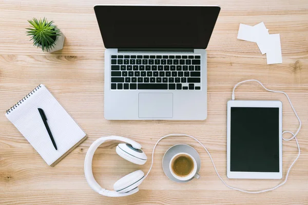 Portátil, tableta y taza de café en el lugar de trabajo — Foto de Stock