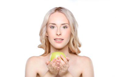Kadın holding elma elinde