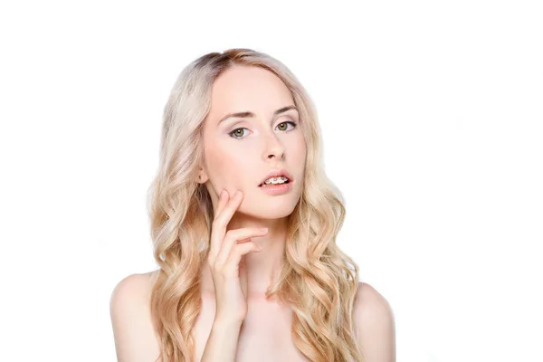 Frau mit Zahnspange berührt Gesicht — Stockfoto
