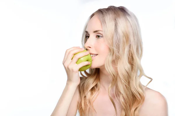 Vrouw nemen beet van apple — Gratis stockfoto