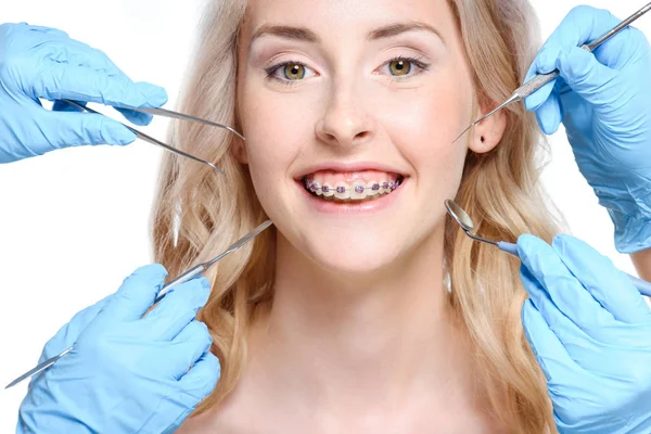 Руки, що тримають інструменти стоматолога біля жінки — стокове фото