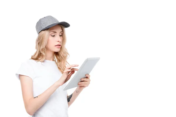 Frau nutzt digitales Tablet — kostenloses Stockfoto
