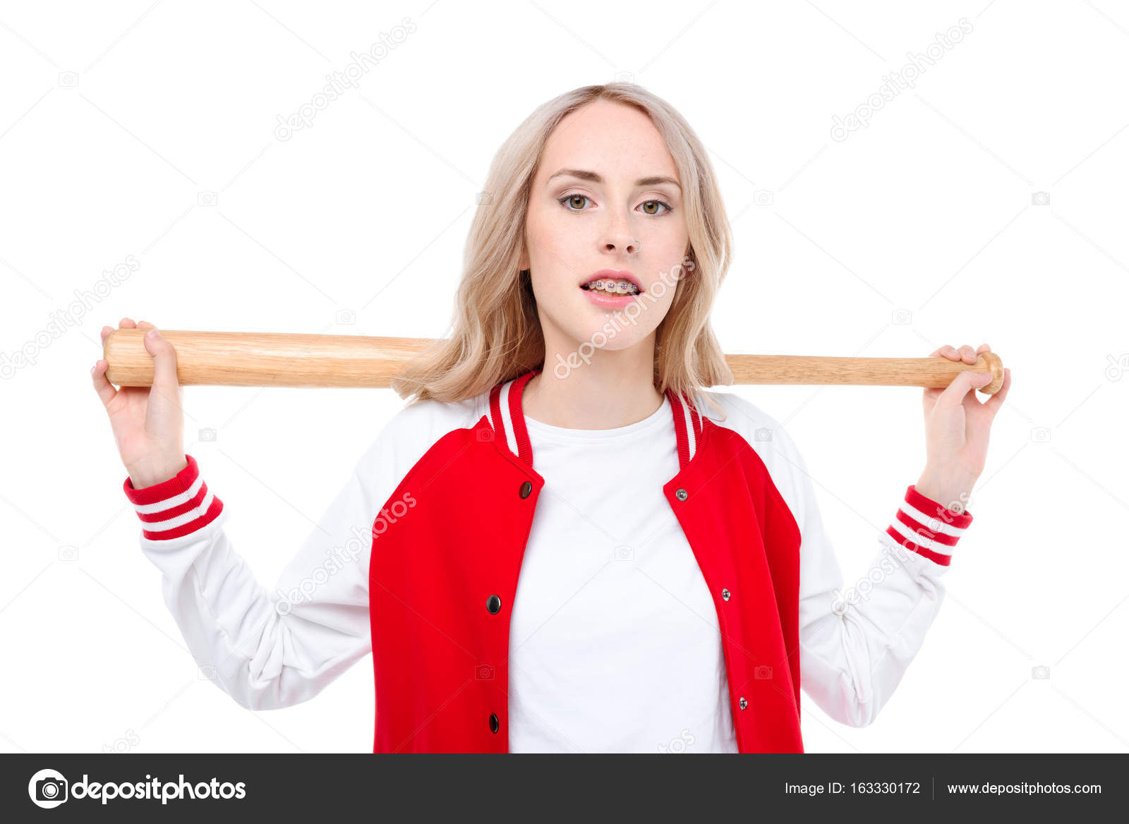 Woman holding baseball bat behind shoulders — Stock Photo