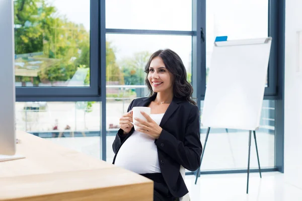 Έγκυος επιχειρηματίας με φλιτζάνι ζεστό ρόφημα — Φωτογραφία Αρχείου