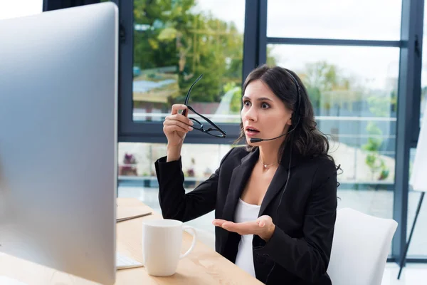 Chockad gravid affärskvinna med headset — Stockfoto