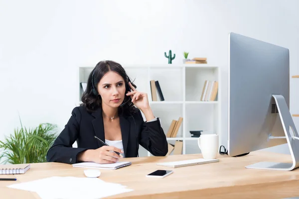 Trabajadora del centro de llamadas — Foto de Stock