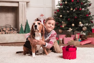 Çocuk kucaklayan beagle köpek Noel