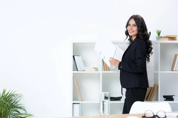 Businesswoman with documents folder — Stock Photo, Image