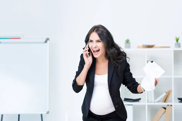 Schwangere Geschäftsfrau schreit am Telefon — Stockfoto