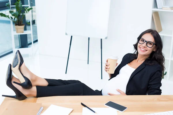 Вагітна бізнес-леді п'є каву — стокове фото