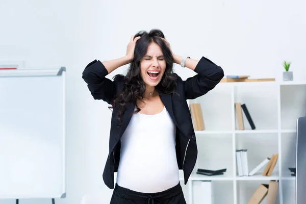 Schwangere Geschäftsfrau schreit — Stockfoto