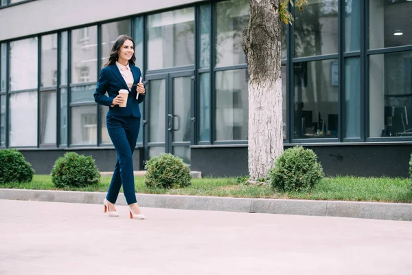 Businesswoman going to work — Stock Photo, Image