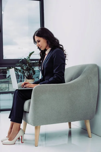 Mujer de negocios trabajando con el ordenador portátil — Foto de stock gratuita