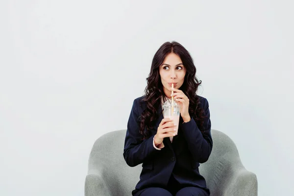 Businesswoman drinking milkshake — Stock Photo, Image