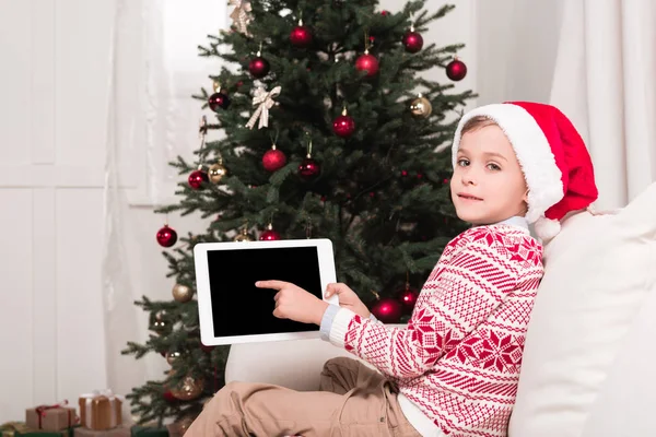 小男孩指着平板电脑在圣诞节 — 图库照片