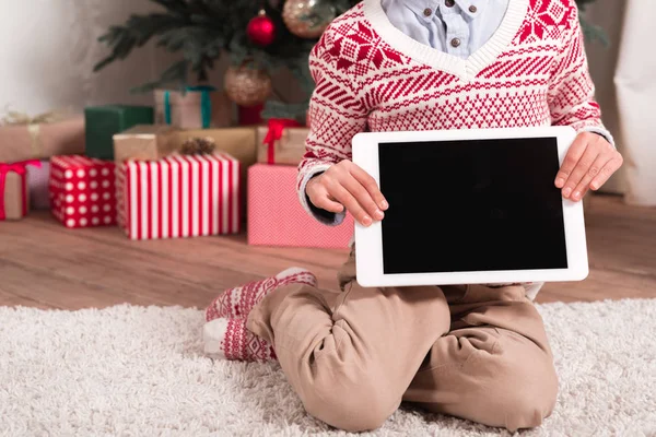 Niño con la tableta al lado del árbol de Navidad — Foto de Stock