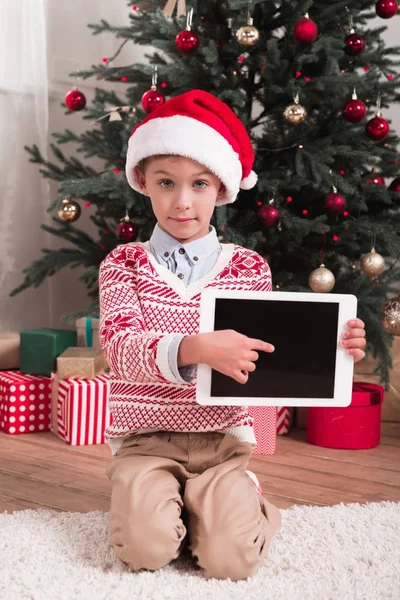 Junge pöbelt an Weihnachten am Tablet — Stockfoto