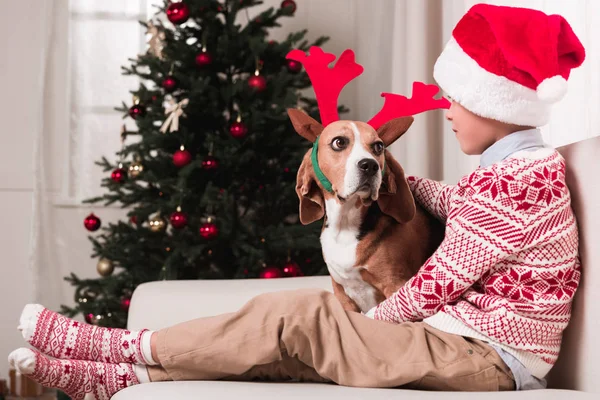 Kisfiú és kutyája, a karácsony — Stock Fotó