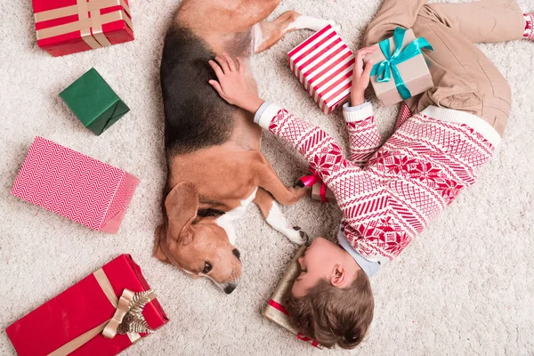 Niño con perro beagle y regalos de Navidad — Foto de Stock