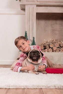 Noel hediye ve pug çocuk