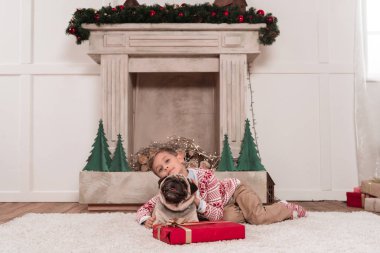 Noel hediye ve pug çocuk